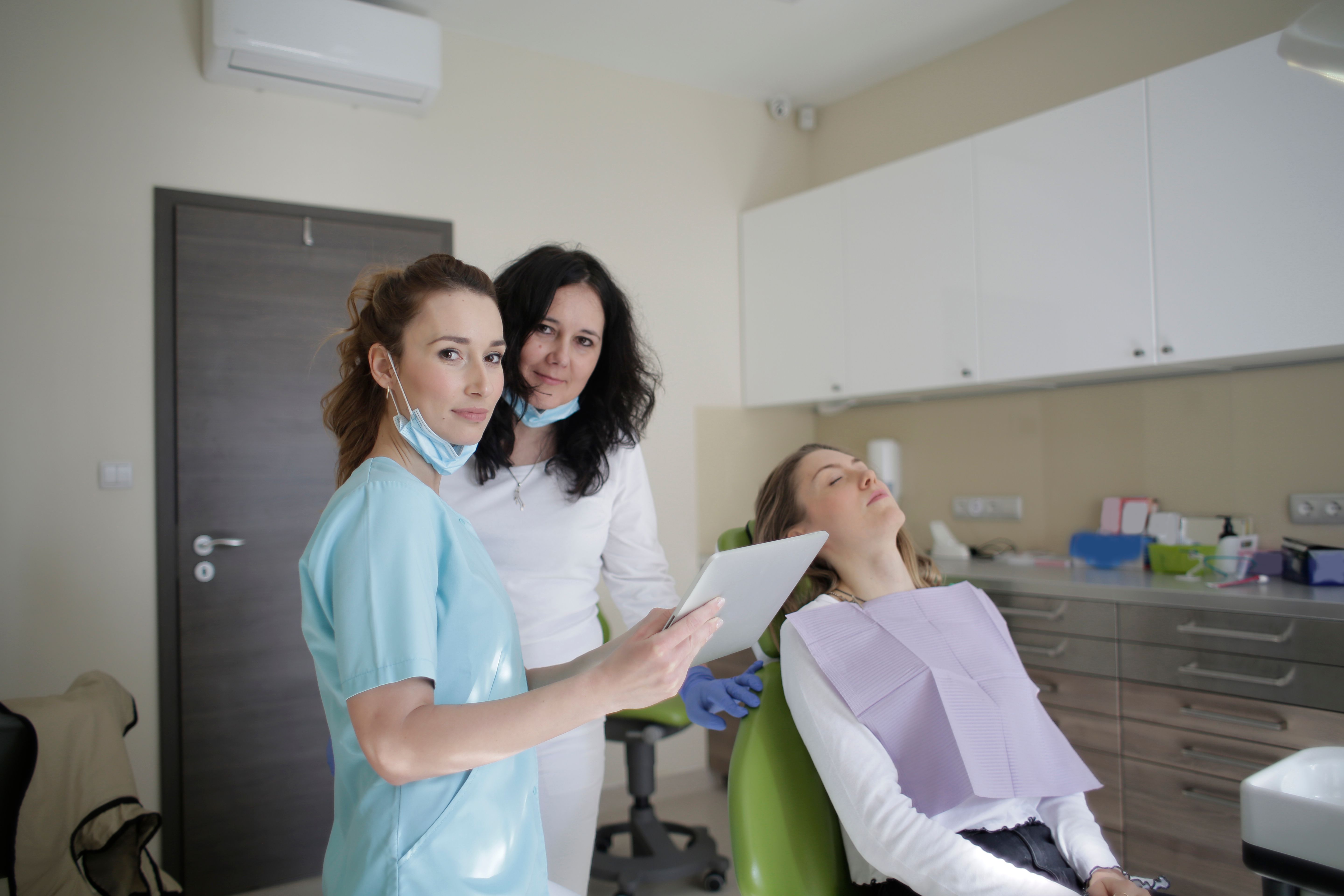 Dental team working with a standardized operating system